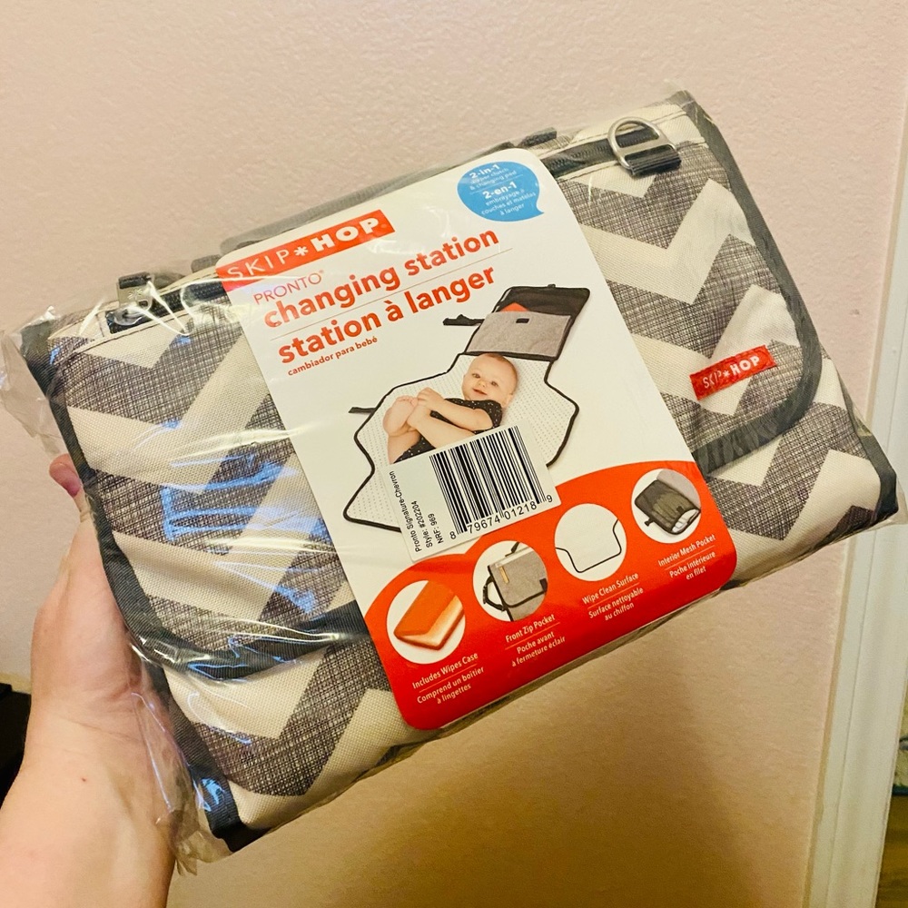 NEW! Skip Hop Chevron Pronto Signature Changing Station